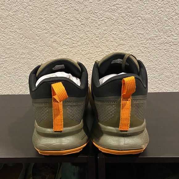 KEEN Men's Green and Tan Athletic Shoes - Picture 3 of 8